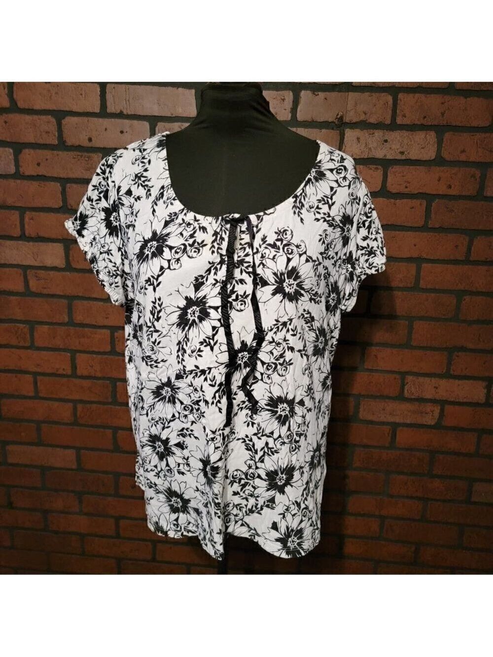 Avenue Cream and Black floral short sleeve scoop neck top Size 18/20.
